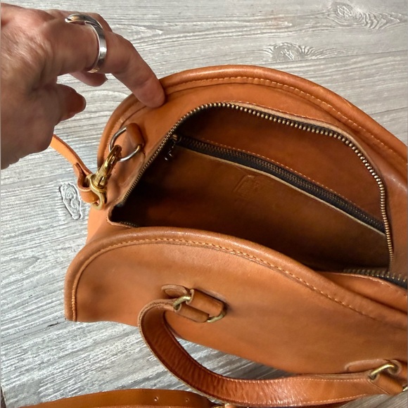 Vintage Chadwick Bowler Bag 012-3445 in British tan. Crossbody/dual short handle - Picture 15 of 16